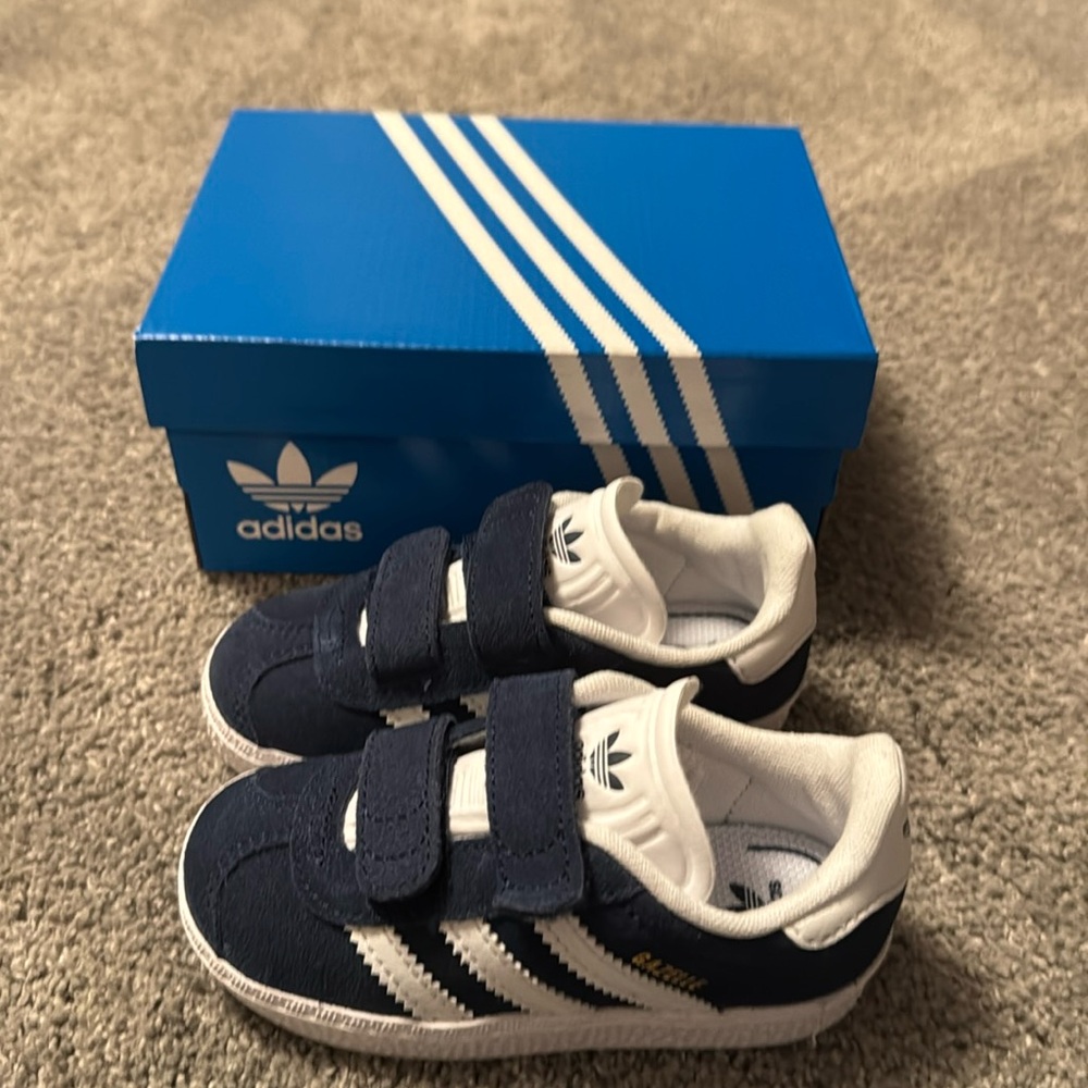 New Adidas Gazelle size 7 shoes (fit like 6)